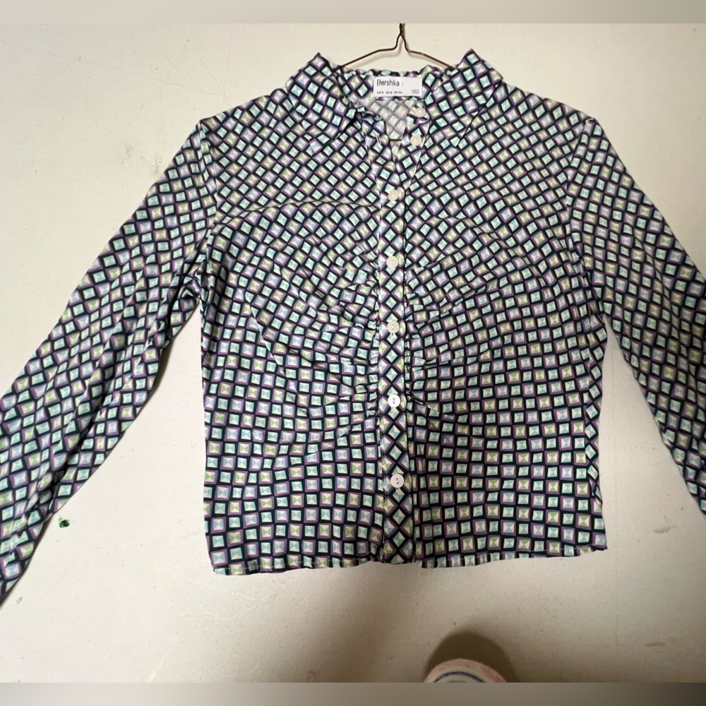 BERSHKA GEOMETRIC PATTERN BUTTON-UP SHIRT. SIZE SMALL PURPLE/DARK GREEN/LT GREEN